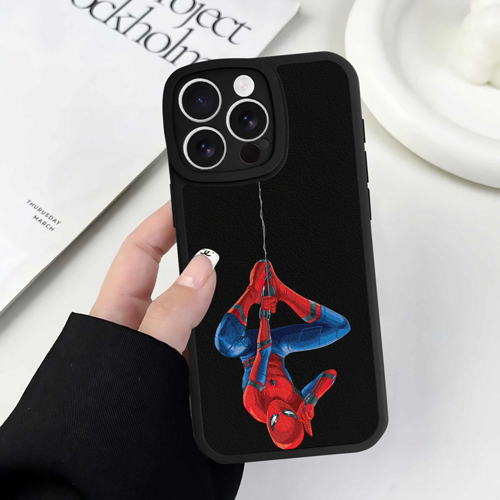 Spider Man スパイダーマン 【iPhone 16シリーズ対応】シリコンスマホケース（レザー調） 材質：シリコン